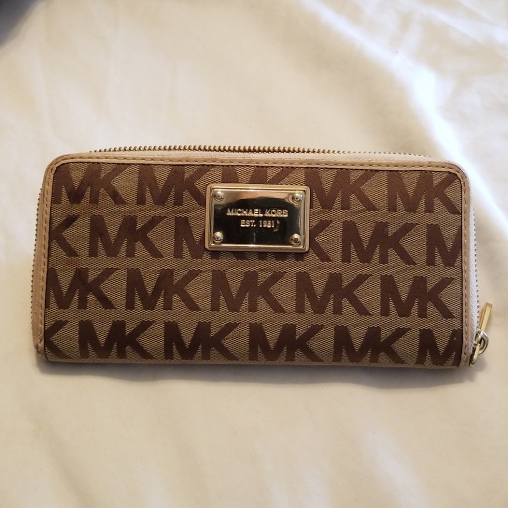 Micheal Kors Zip Wallet